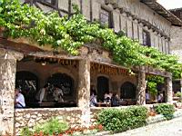 Perouges, Place du tilleul, Terrasse de restaurant (ancienne halle) (1)